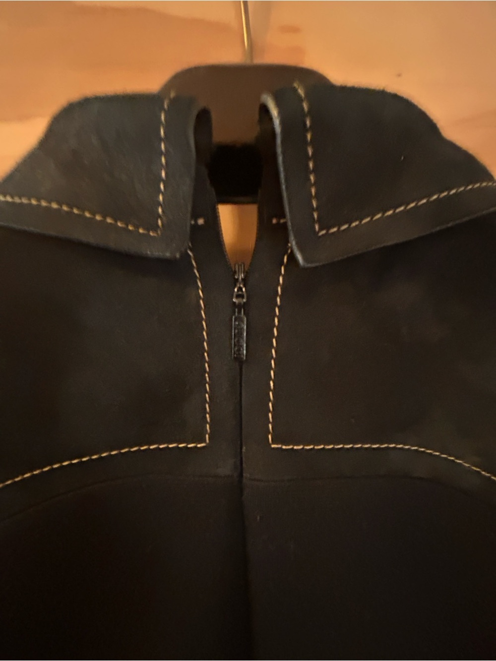 Gucci short sleeved dress with horsebit belt, suede and tiger button accents - Picture 7 of 9